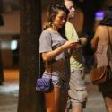 Sabrina Sato usa shortinho rasgado para curtir a noite carioca com amigos