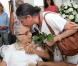 Maria Bethânia dá um beijo na mãe, Dona Canô, de 105 anos