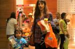 Maria Ribeiro, sem Caio Blat, se diverte com os filhos em shopping carioca