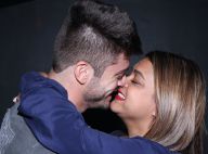 Preta Gil troca beijos e carícias com namorado durante show em boate, no Rio