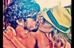 Caio Castro beija jovem que estaria grávida dele em fotos postadas no Instagram