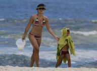 Juliana Knust exibe o corpo em forma em dia de praia ao lado do filho, Matheus