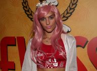 Solteira, Isabella Santoni curte Carnaval com peruca rosa e look de sereia. Foto
