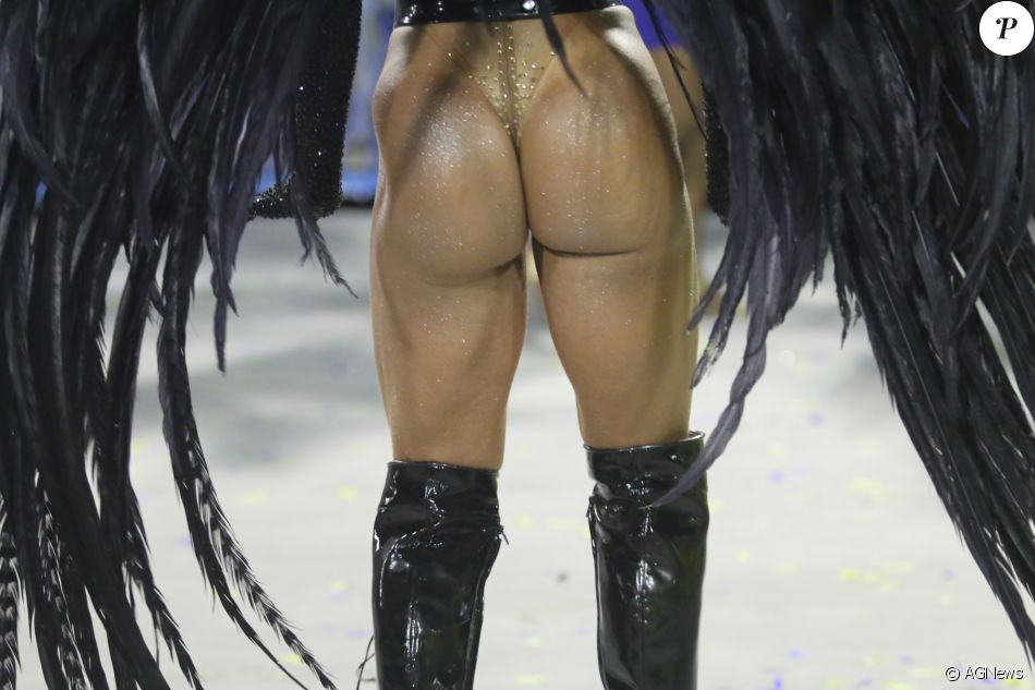 Juju Salimeni exibiu bumbum sem celulites em fio-dental no Carnaval 2017