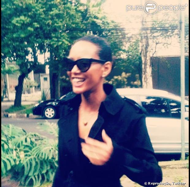 Taís Araújo chega sorridente para fazer sua transformação