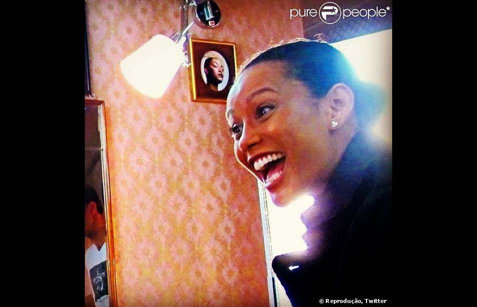 Taís Araújo chega sorridente para fazer sua transformação