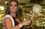 Com microvestido justo, Viviane Araújo samba no Salgueiro