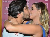 Deborah Secco beija Hugo Moura após estreia de peça do marido no Rio. Fotos!