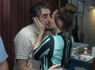Fotos: Letícia Colin beija o namorado e repete look de Maria João em festa