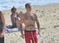 Justin Bieber caminha sem camisa em praia do Rio e causa alvoroço. Fotos!