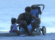 Marido de Deborah Secco, Hugo Moura rouba a cena na praia com Maria Flor. Fotos!