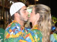 Luana Piovani beija Pedro Scooby durante desfile da Mocidade Independente