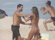 Cauã Reymond troca beijos com a namorada na praia e mão boba chama a atenção