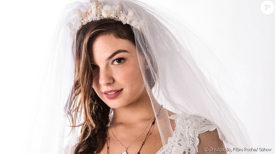Sem se divorciar de Zeca (Marco Pigossi), Ritinha (Isis Valverde) 'arruma' documentos de solteira para se casar com Ruy (Fiuk), na novela 'A Força do Querer'