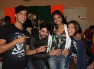 Grávida, Aline Dias é paparicada por amigos e namorado em evento no Rio. Fotos!