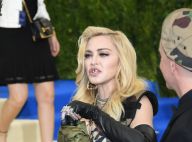 Madonna aposta em acessórios no red carpet: grillz nos dentes e cantil com vinho