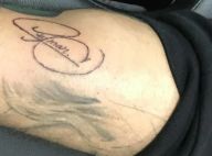 Neymar faz tatuagem do próprio autógrafo em braço de amigo: 'A primeira'. Vídeo!
