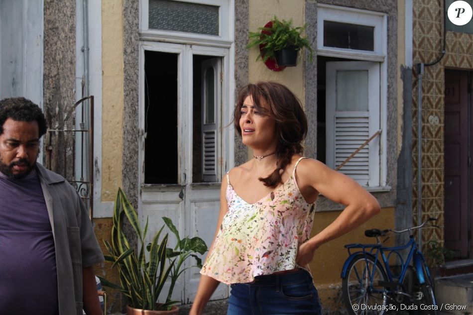 Bibi (Juliana Paes) se desespera e desacata policiais durante prisão de Rubinho (Emílio Dantas), nos capítulos previstos para irem ao ar nos dias 05 e 06 de junho de 2017, na novela 'A Força do Querer'