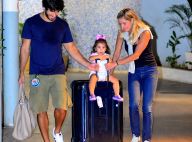 Deborah Secco é recebida pela filha em aeroporto do Rio após período em SP