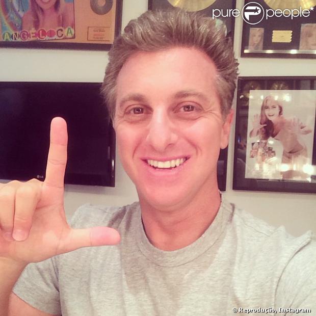 Luciano Huck postou foto fazendo um 'L' com a mão para apoiar a campanha #euapoioalais. A campanha foi criada nas redes sociais para arrecadar fundos para o tratamento da atleta, que se acidentou ao no dia 27 de janeiro em Park City, em Utah, nos Estados Unidos