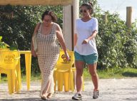 Yanna Lavigne, na reta final da gravidez, passeia com mãe em praia do Rio. Fotos