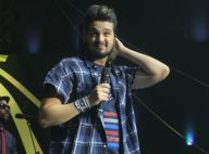 Luan Santana posa com os cabelos molhados e fios longos dividem opiniões dos fãs