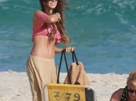 Isis Valverde exibe barriga chapada e beija o namorado em dia de praia. Fotos!