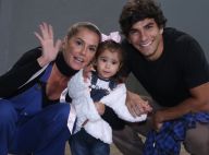 Deborah Secco vai com a filha, Maria Flor, a show e a bebê acena para fotos