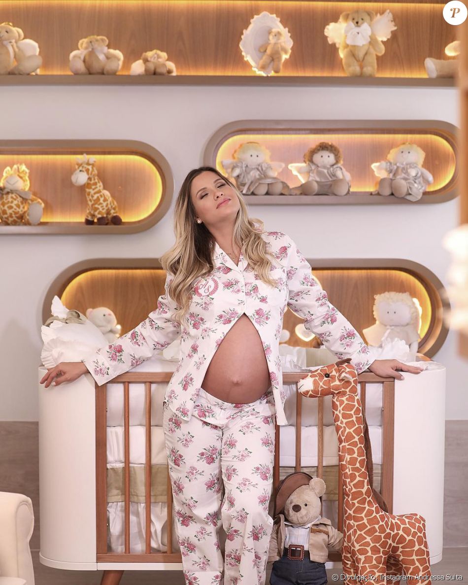Andressa Suita grávida de oito meses posa no quarto do filho Meu
