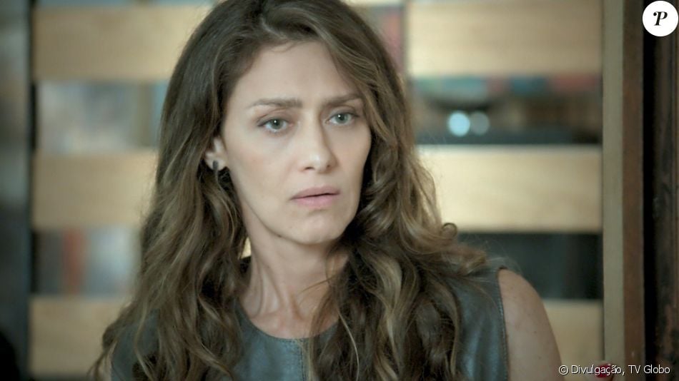 Joyce (Maria Fernanda Cândido) fica sabendo que Ivana (Carol Barreto) nao gostaria de ter seios,  na novela 'A Força do Querer', em 18 de junho de 2017