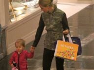 Angélica passeia em shopping com a filha, Eva, e visita loja de brinquedos