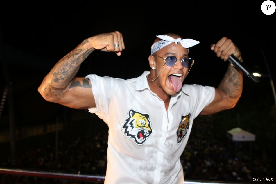 Léo Santana arrasta multidão com o trio 'Pipoco' no circuito Barra Ondina, em Salvador, na Bahia, na noite desta terça-feira, 6 de fevereiro de 2018