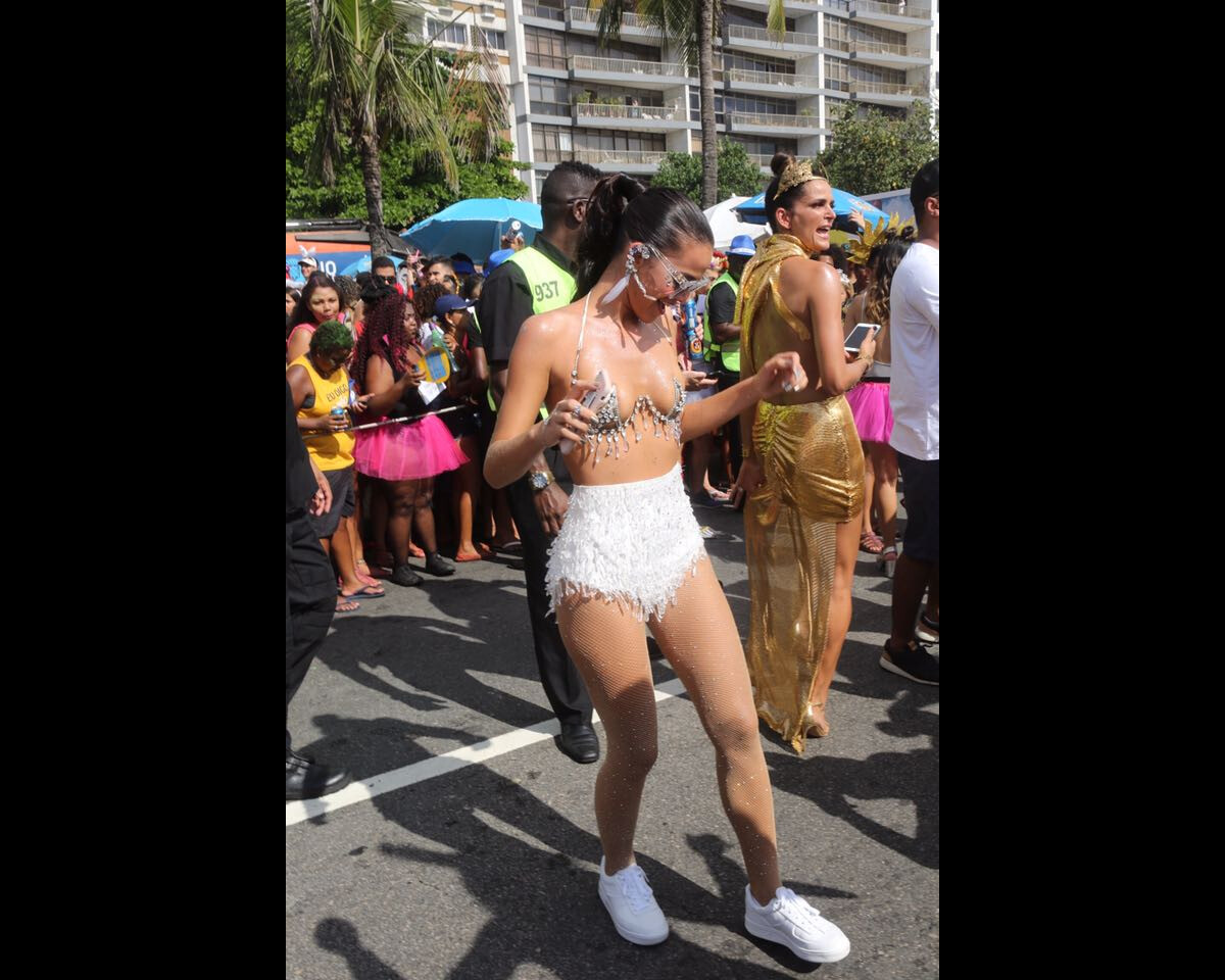 Foto Bruna Marquezine escolheu fantasia sutiã de pedrarias e hot