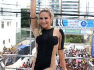 Claudia Leitte usa look com transparência para comandar trio em Salvador