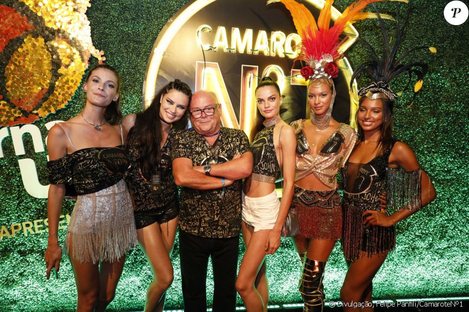 Laís Ribeiro, Adriana Lima, Carol Franceschini, Jasmine Tookes e Bárbara Fialho assistiram aos desfiles das escolas de samba do Grupo Especial