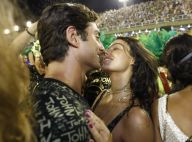 Musa de camarote, Isis Valverde aposta em look cavado e beija namorado. Fotos!