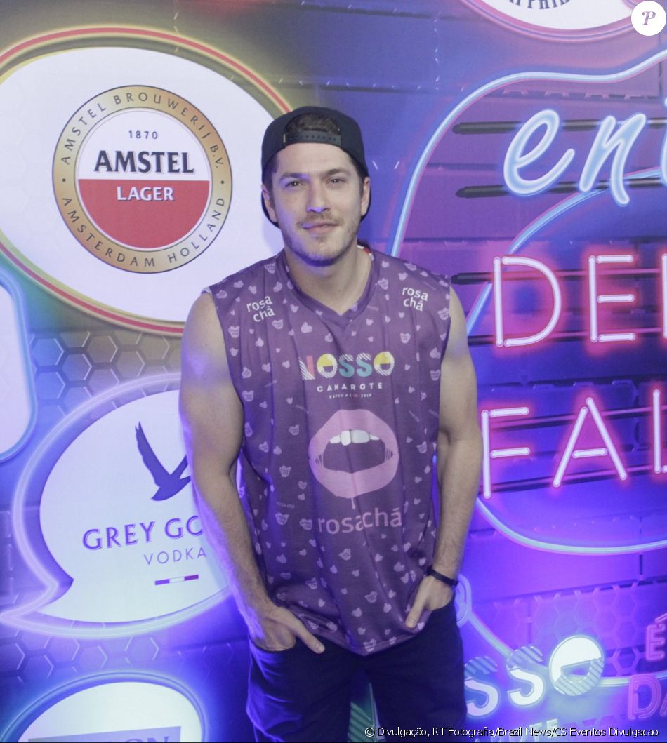 Caio Paduan aparece trocando beijos com DJ na Sapucaí, na madrugada desta segunda-feira, 11 de fevereiro de 2018