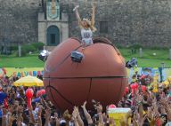 Claudia Leitte canta dentro de bola de basquete gigante em bloco de Salvador