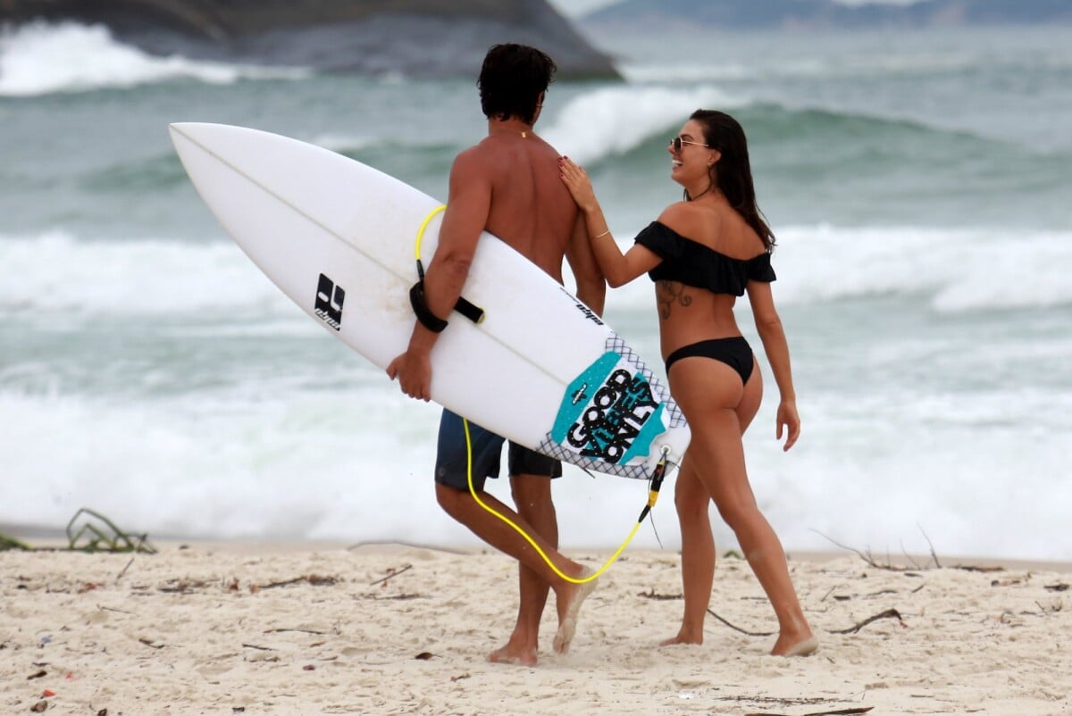 Foto Isis Valverde Na V Spera De Anivers Rio Curte Praia Amigos