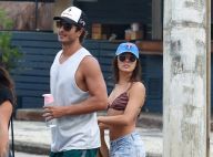 Isis Valverde usa biquíni listrado para praia com namorado, André Resende. Fotos
