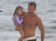 Paizão! Malvino Salvador se diverte em praia no Rio com a filha Ayra. Fotos!