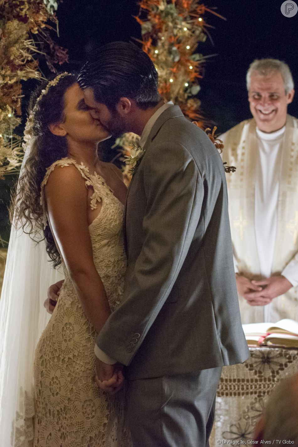 Cleo (Giovana Cordeiro) e Xodó (Anderson Tomazini) se beijam no altar durante casamento, na novela 'O Outro Lado do ParaÃso'