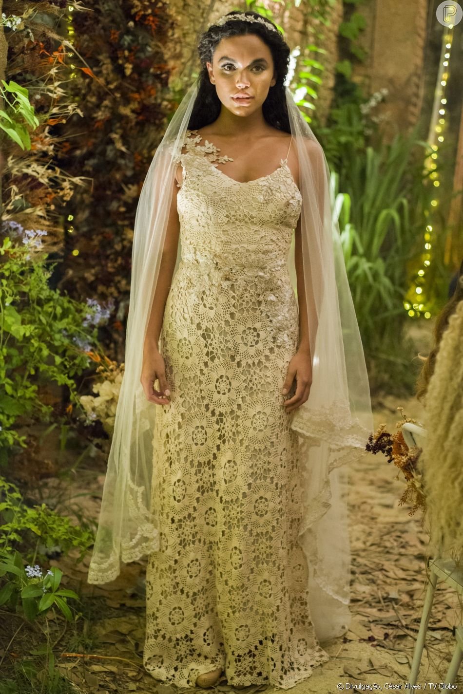  Cleo (Giovana Cordeiro) usa vestido de crochÃª off-white na cerimÃ´ni ade seu casamento com XodÃ³ (Anderson Tomazini), na novela &#039;O Outro Lado do ParaÃ­so&#039; 