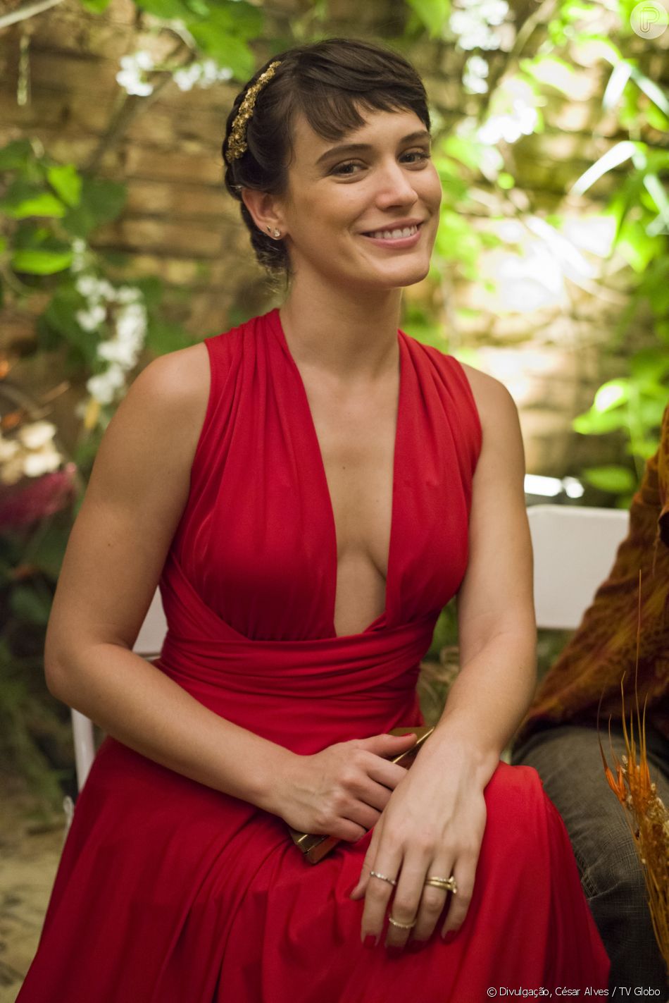 Clara (Bianca Bin) vai ao casamento de  Cleo (Giovana Cordeiro) e XodÃ³ (Anderson Tomazini) com look vermelho decotado, na novela &#039;O Outro Lado do ParaÃ­so&#039; 