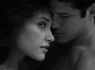 José Loreto canta e Débora Nascimento relaxa com barriga de grávida à mostra