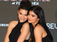 Maiô cavado, estampa rainbow e mais: irmãs Jenner lançam coleção de moda praia