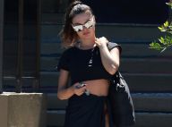 Grávida, Isis Valverde é fotografada deixando academia no Rio. Veja!