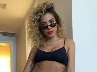 Anitta volta a Miami e exibe cabelo cacheado em programa de rádio. Vídeo!