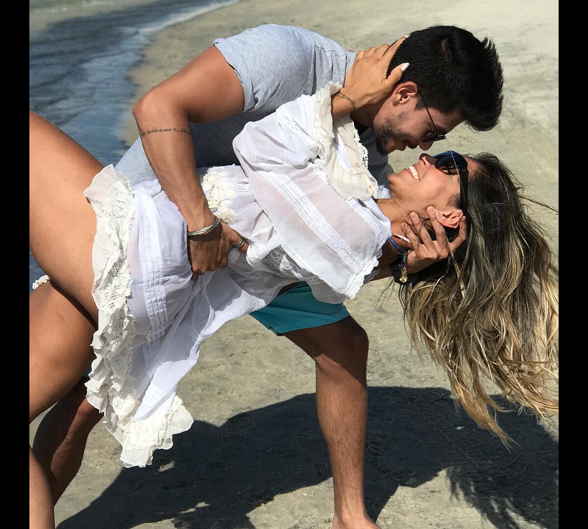 Foto Em clipe Arthur Aguiar e Mayra Cardi encenam momentos românticos