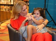 Carolina Ferraz recebe a filha de 2 anos ao lançar livro de receitas. Fotos!